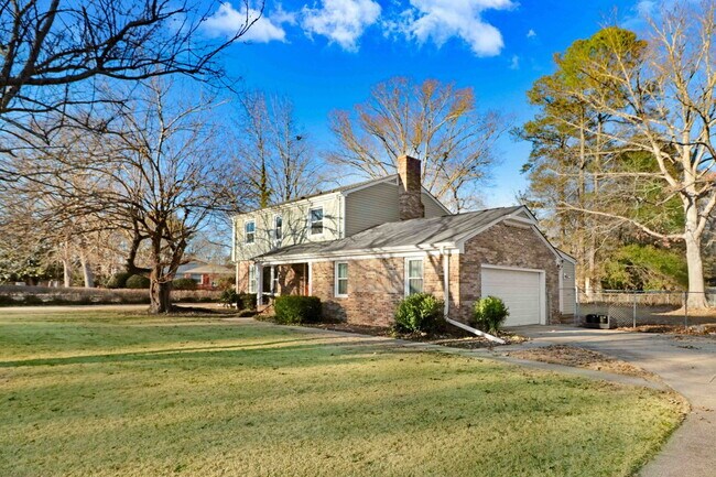Foto del edificio - SPACIOUS & UPDATED 2-Story in Goldsboro *Convenient Location*