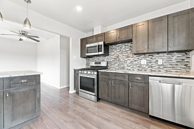 Foto del edificio - $2,220.95 with $300 Off the first month's rent, 2 Beds - 2 Bath, Duplex in Denver with Washer and...