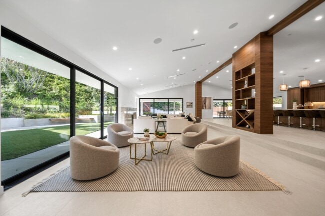 Building Photo - 16105 Clear Oak Dr