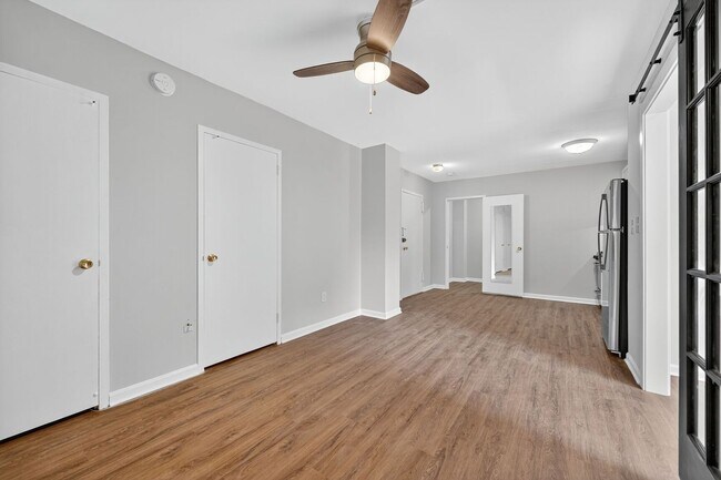 Foto del edificio - Short Term Lease Availble: Charming & Brig...