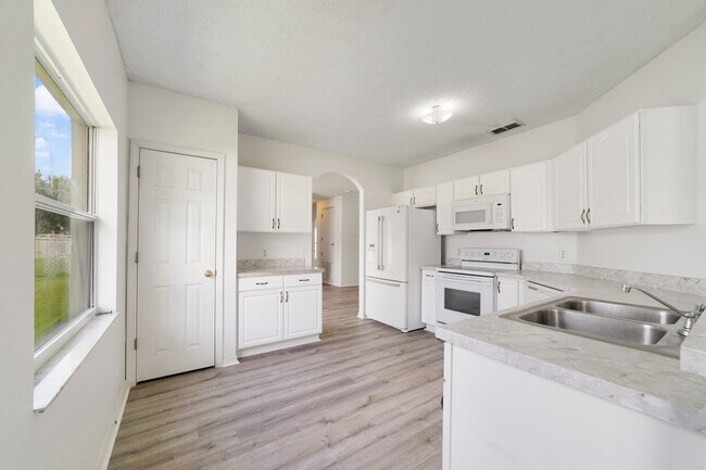 Building Photo - 566 Hummingbird Ct