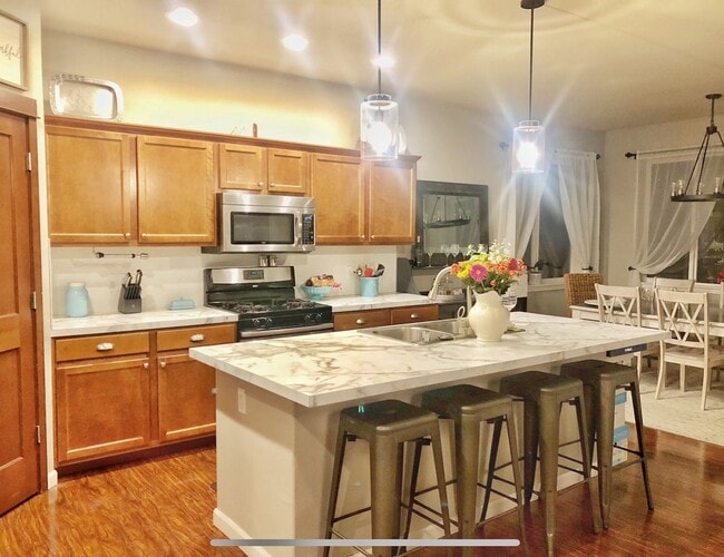 Foto del edificio - Gorgeous 4 bed plus den