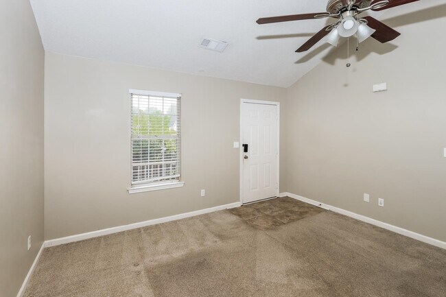 Foto del edificio - 182 Regency Park Dr