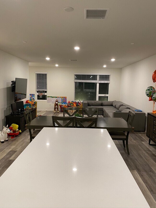 Foto del edificio - 8004 Cherry Ln