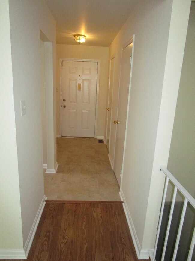 Building Photo - Spacious 2 BR/1.5 BA Multi Level Condo in ...