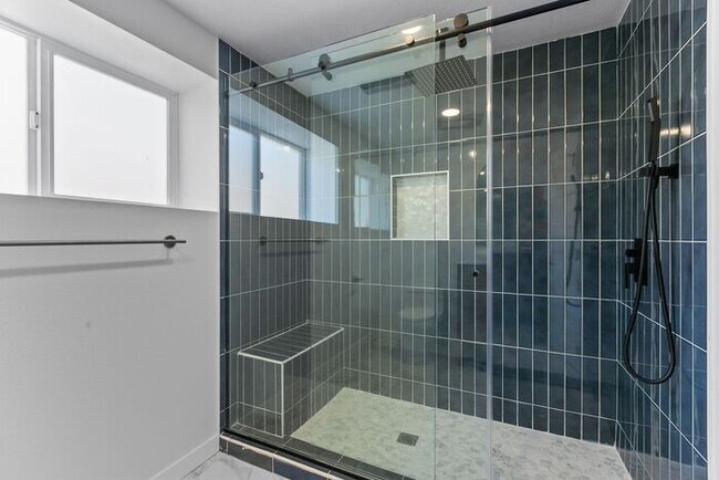 Building Photo - Immaculate Air-Conditioned North Admiral C...
