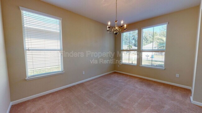 Foto del edificio - 15858 Lexington Park Blvd