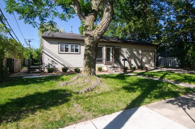 Photo - 2420 N Circle Dr House