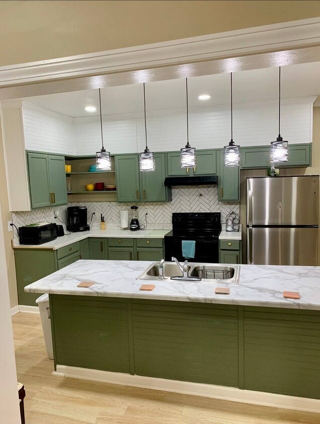 Primary Photo - 4220 10th Ave