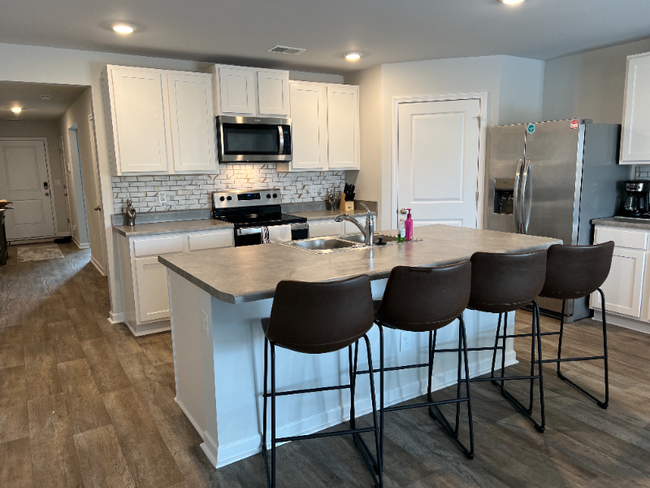Foto del edificio - 8183 E Highcroft Dr NE
