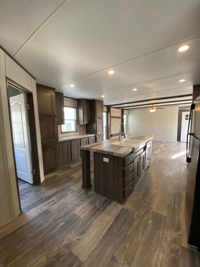 Building Photo - 3 bed, 2 bath