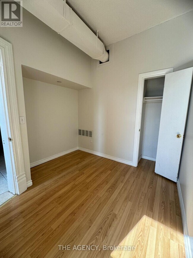 Photo du bâtiment - 4 - 139 1/2 JOHN STREET S