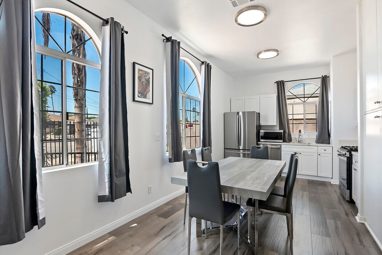Foto principal - 5742 Vineland Ave