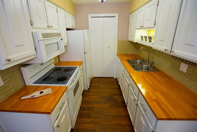 Kitchen - 7345 Century Plz