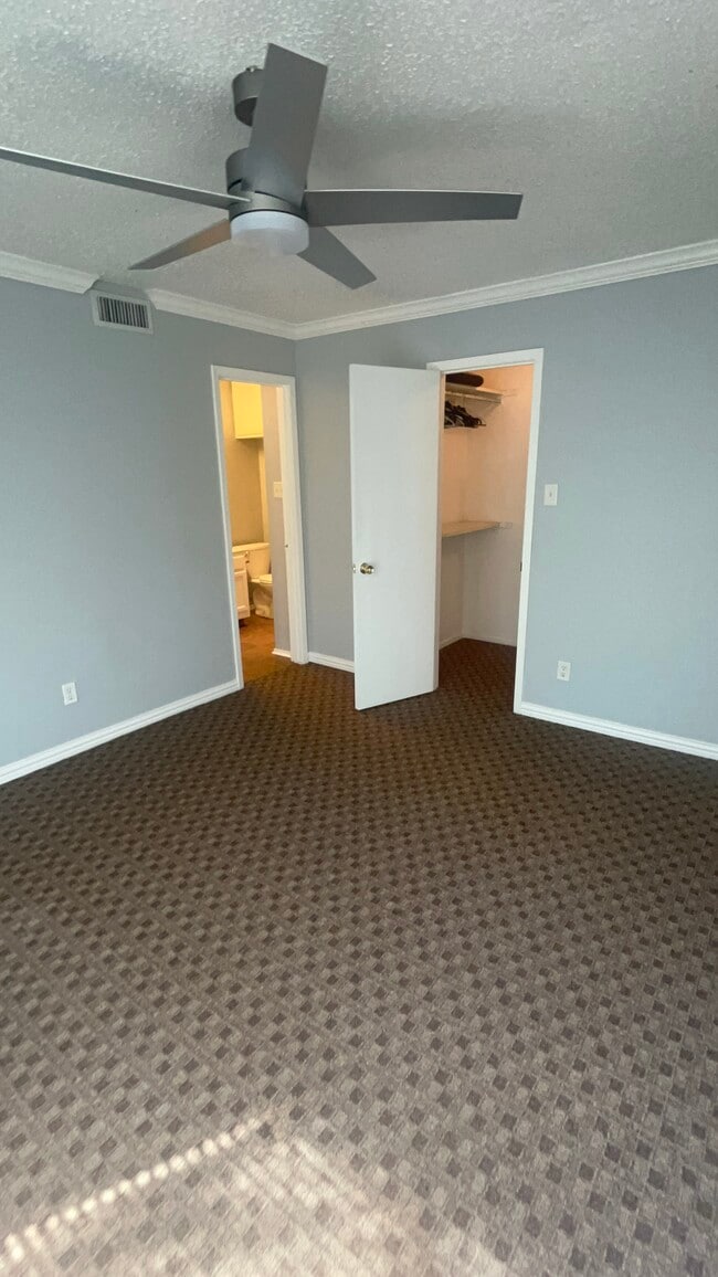 Building Photo - 7145 Fair Oaks Ave