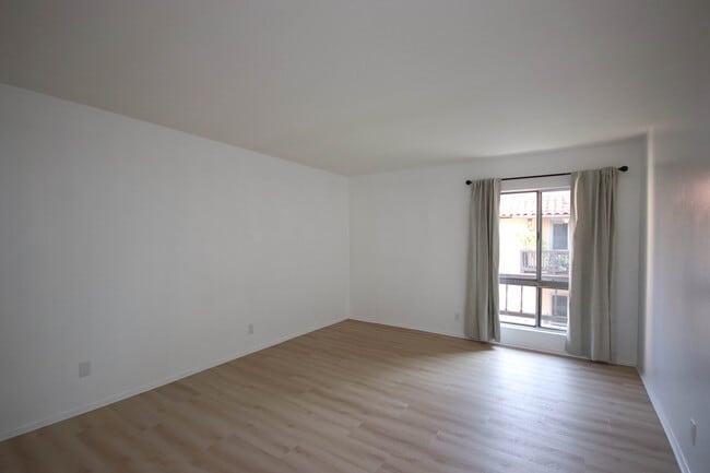 Building Photo - 1127 E Del Mar Blvd