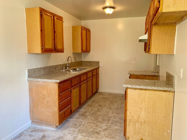 Foto del edificio - 3 BEDROOOM 2 BATH TOWNHOME