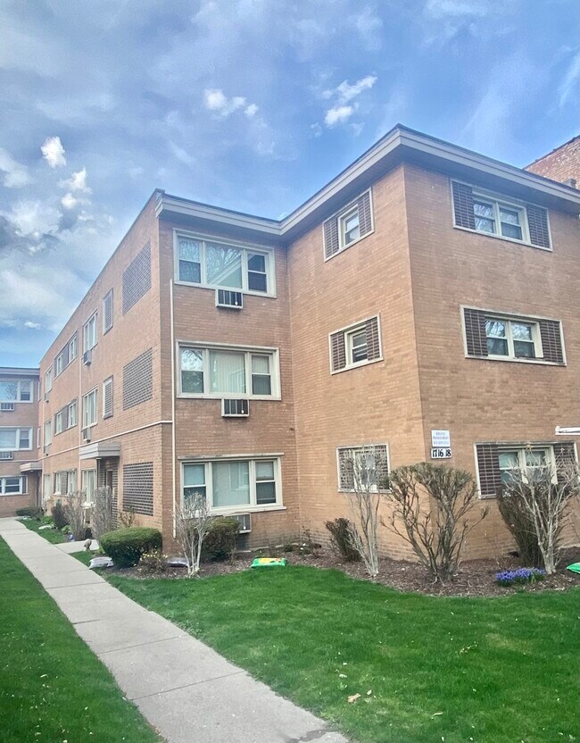 Building Photo - 1718 W Greenleaf Ave