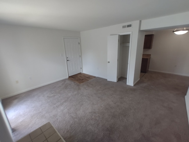 Building Photo - 600 Reusens Rd