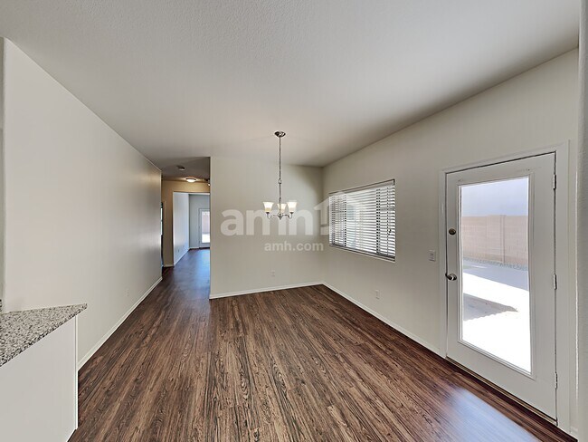 Foto del edificio - 3413 E Flower St