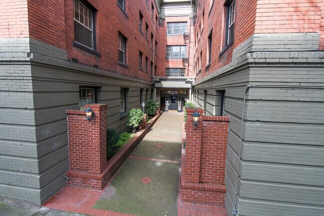 Foto del edificio - Charming 1-Bedroom Apartment in Historic N...
