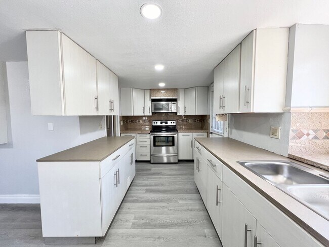 Foto del edificio - COMING SOON! REMODELED KITCHEN AND BATHROO...
