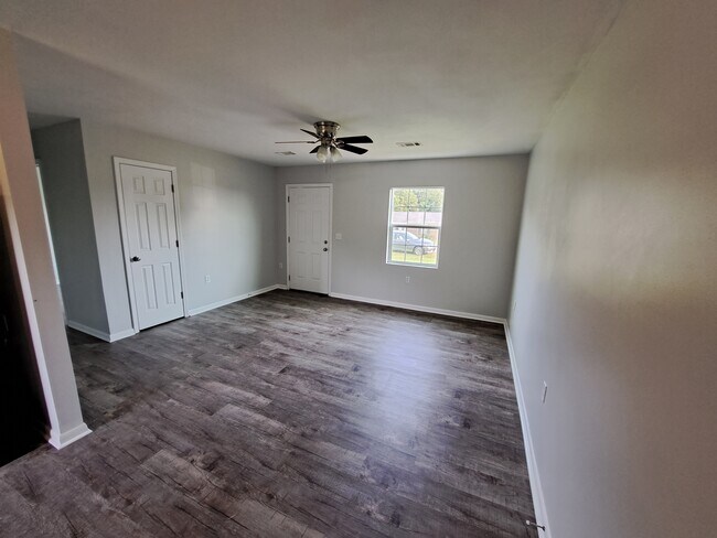 Foto del edificio - 49 Pineywood Dr