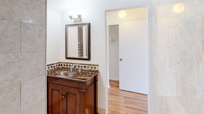 Foto del edificio - Modern Loft-Style Condo with Floor to Ceiling Windows  in Vibrant Culver City