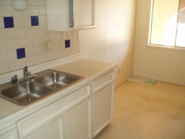Foto del edificio - 520 Palomas Dr SE