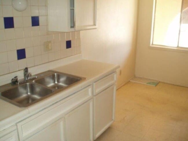 Building Photo - 520 Palomas Dr SE