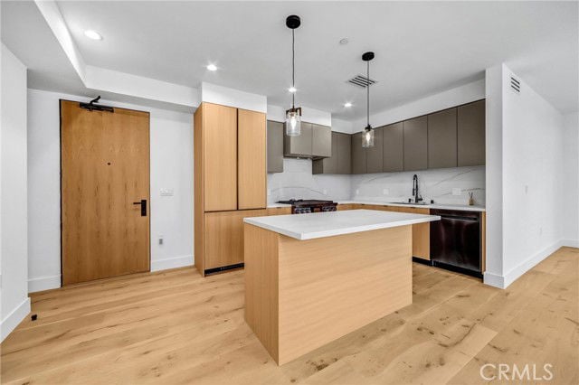 Building Photo - 10352 Riverside Dr