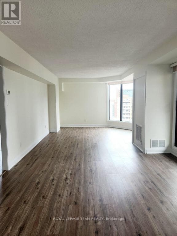 Photo du bâtiment - 200 Bay St