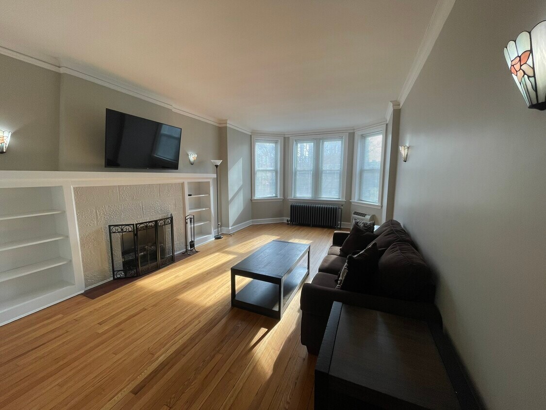 Living Room - 822 E 52nd St