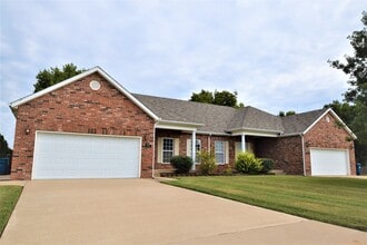 Building Photo - 1008 S Gate Cir