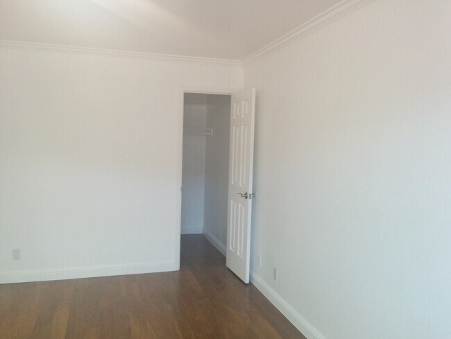 Building Photo - UPDATED LUMINOUS APT WITH PARKING AT GLEN ...