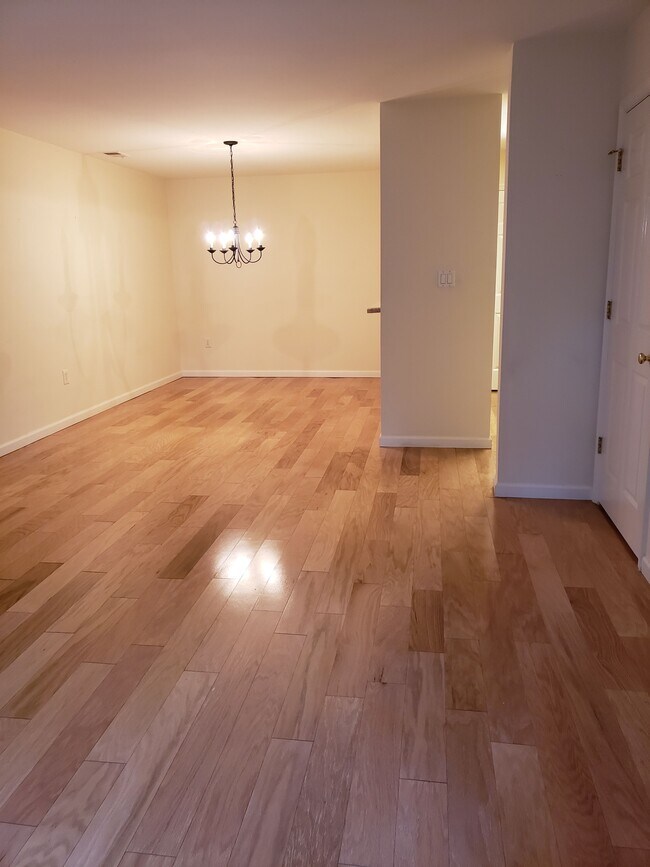 Building Photo - 1033 Cumberland Ct