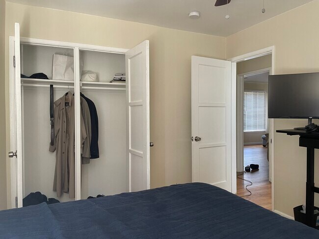 Foto del edificio - 8218 Kittyhawk Ave