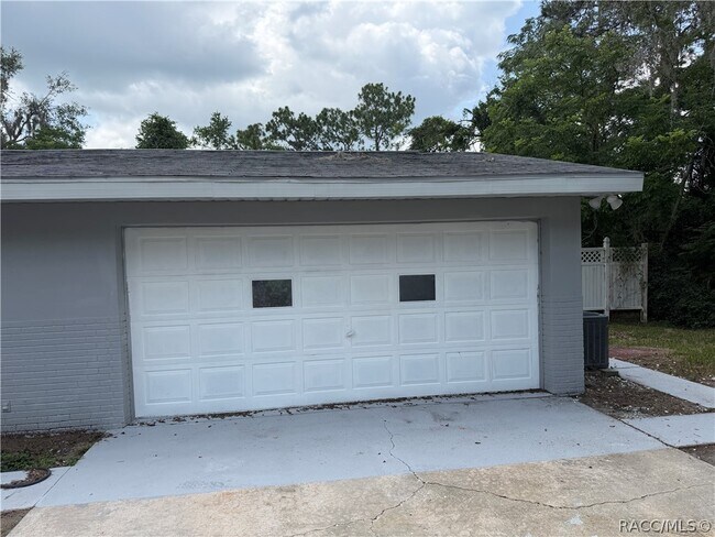 Building Photo - 1405 Eden Dr