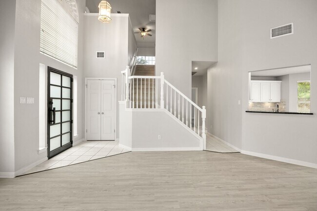 Foto del edificio - Spacious 3 Bed, 2.5 Bath in Prime Lakeway Location