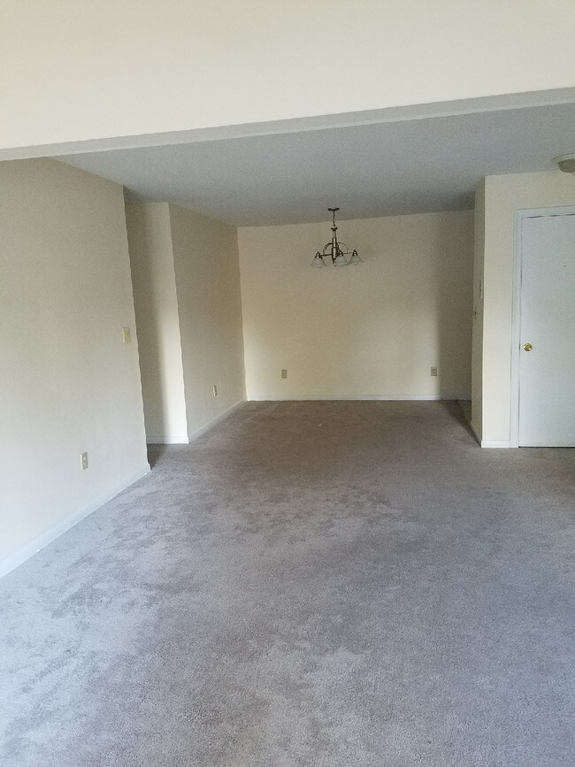 87 Woodland Dr Unit 87, Cromwell, CT 06416 Condo for Rent in Cromwell