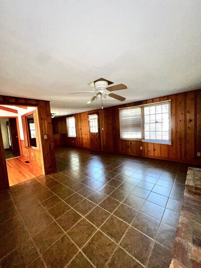 Building Photo - Beautiful 3 BR 2 BA Single-Family Home Wit...