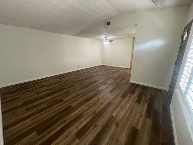 Building Photo - Westside Cutie