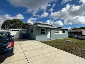 Building Photo - 3921 SW 31st Dr