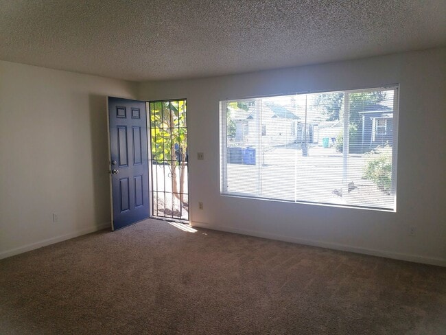 Foto del edificio - Updated Four-Plex in SE Portland with Fenc...