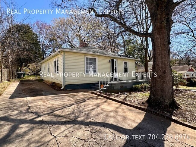 Building Photo - One Story Home with 3BR/1BA in Charlotte!