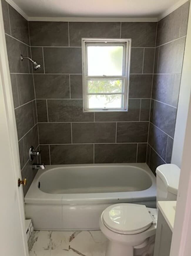 Building Photo - Cozy Home - Updated 2 bedroom with 2 car g...