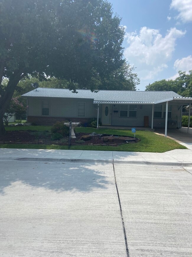 Front yard - 3517 Swan St