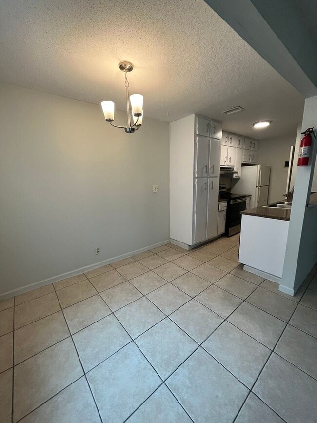 Building Photo - 2 br, 1 bath House - 105 E TIFFANY DR #2