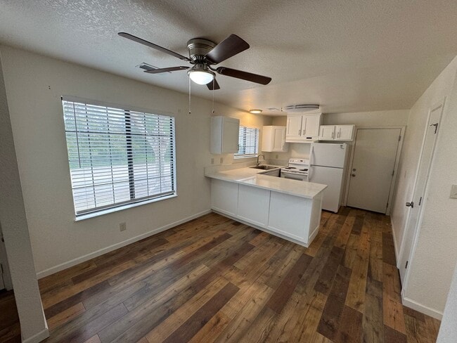 Foto del edificio - 1498 E Carolyn Ln