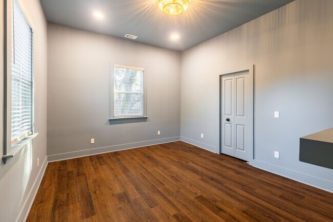 Building Photo - $300 OFF March Rent! Stylish Upstairs 1BR in Historic District